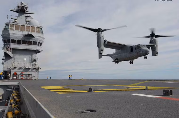 Ảnh: Máy bay độc đáo MV-22 Osprey cất cánh từ tàu đổ bộ Mistral.