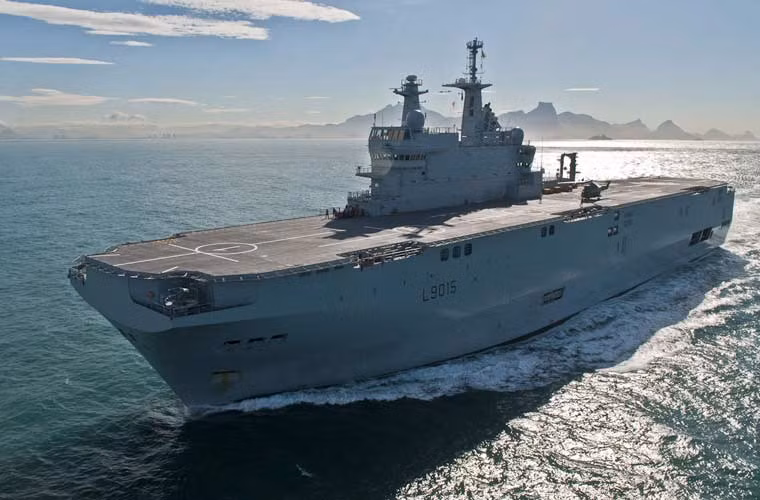 Con tàu có lượng giãn nước toàn tải lên tới 21.300 tấn, dài 199m, rộng 32m, mớn nước 6,3m. Nó được trang bị hệ thống động lực bốn máy diesel, 2 chân vịt 5 lá cho tốc độ tối đa 18,8 hải lý với tầm hoạt động 10.800km. Nó có thể hành trình 19.800km với tốc độ trung bình 15 hải lý/h.