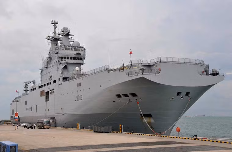 Tàu đổ bộ Mistral hay còn được xếp vào loại tàu sân bay trực thăng do hãng DCNS thiết kế cho Hải quân Pháp từ đầu những năm 2000. Con tàu được thiết kế để đảm nhiệm nhiều vai trò như đổ bộ đường biển, đường không, tìm kiếm cứu nạn, phòng chống thảm họa....