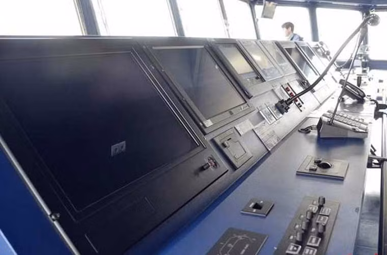 Vũ khí Pháp luôn nổi tiếng với hệ thống điện tử cực kỳ hiện đại, và Mistral không là ngoại lệ. Trong chiến đấu, nó có thể sử dụng như tàu chỉ huy - kiểm soát với bộ chỉ huy sức chứa 150 người. Mọi thông tin thu được từ các cảm biến tàu sẽ được tập trung về hệ thống tác chiến hải quân SENIT 9 để phân tích, đánh giá... Ảnh: Hệ thống điều khiển tàu trong đài chỉ huy.