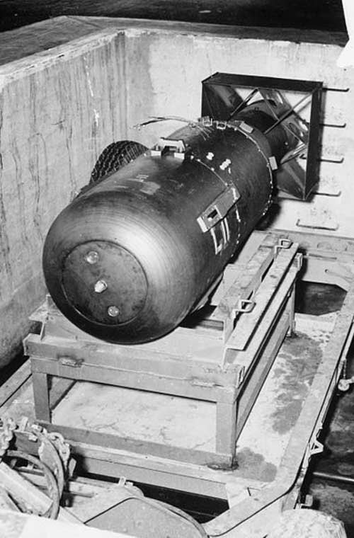 Quả bom nguyên tử này được đặt với cái tên rất hài hước "Little Boy" (nghĩa là cậu bé) nằm trong Dự án Manhattan được Mỹ khởi động từ năm 1939, nằm dưới sự điều hành của Công binh Lục quân Mỹ. Đây là dự án qui mô ngốn tới 2 tỷ USD (tương đương 26 tỷ USD thời giá năm 2015), việc nghiên cứu và chế tạo diễn ra ở hơn 30 vị trí khắp lãnh thổ Mỹ, Anh và Canada. Ảnh: “Cậu bé” nằm trong khu vực bảo quản ở căn cứ trên đảo Tinian (thuộc quần đảo Bắc Mariana) trước khi được đưa lên máy bay.