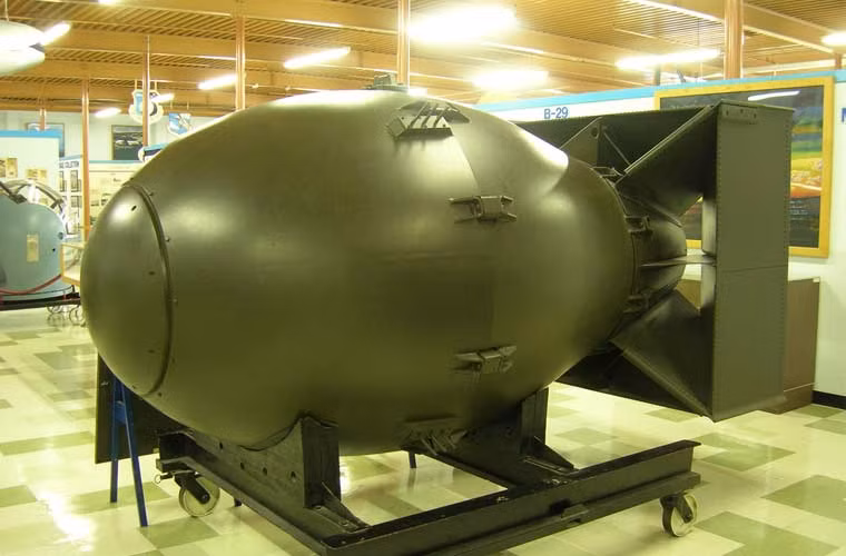 Quả bom nguyên tử thứ 2 được ném xuống Nhật Bản được định danh là "Fat Man" (ông mập) có kích cỡ rất lớn, khác xa so với Little Boy. Sau vụ đánh bom Nhật Bản, hơn 120 quả bom Fat Man được sản xuất từ 1947-1949, tuy nhiên nó đồng loạt cho nghỉ hưu trong năm 1950. Ảnh: Mô hình tương đương kích thước thật bom Fat Man.