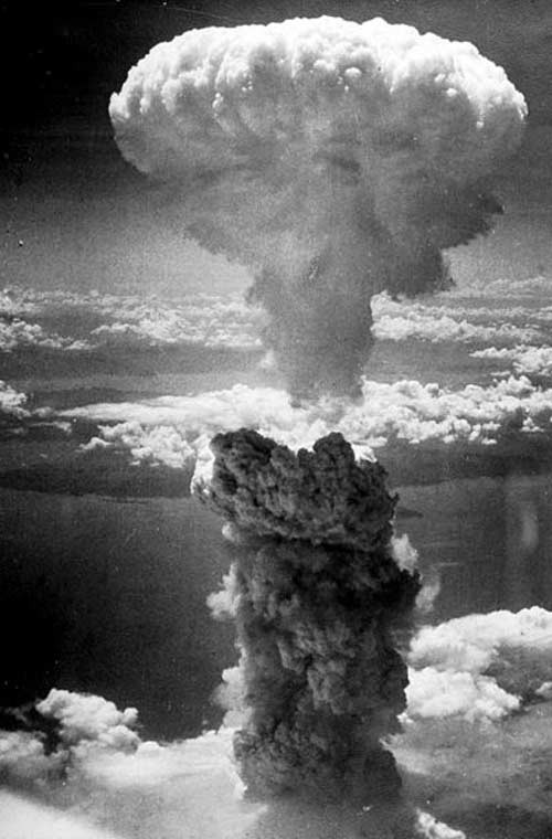 Lúc 11h01 phút ngày 9/8/1945, chiếc B-29 "Block's Car" ném quả bom hạt nhân Fat Man xuống thành phố Nagasaki, quả bom nổ ở độ cao 550m khiến 40.000 người chết ngay tức thì và khoảng 25.000 người bị thương. Hàng nghìn người bị chết sau đó do bị thương, bị nhiễm độc phóng xạ từ các hạt nhân rơi ra sau vụ nổ. Ảnh: Đám mây hình nấm ở Nagasaki.