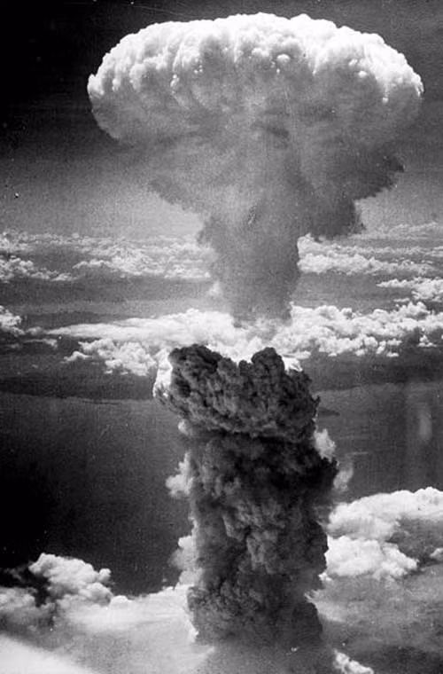 Lúc 11h01 phút ngày 9/8/1945, chiếc B-29 "Block's Car" ném quả bom hạt nhân Fat Man xuống thành phố Nagasaki, quả bom nổ ở độ cao 550m khiến 40.000 người chết ngay tức thì và khoảng 25.000 người bị thương. Hàng nghìn người bị chết sau đó do bị thương, bị nhiễm độc phóng xạ từ các hạt nhân rơi ra sau vụ nổ. Ảnh: Đám mây hình nấm ở Nagasaki.