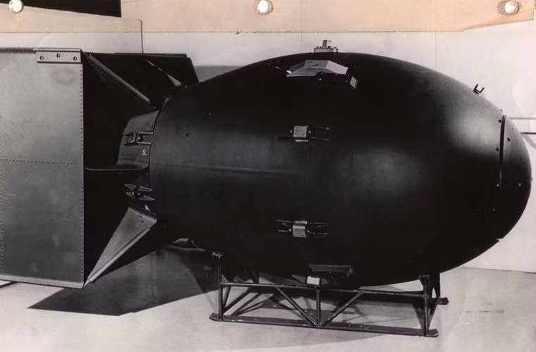 Bom nguyên tử Fat Man có chiều dài 3,25m nhưng đường kính thân lên tới 1,52, trọng lượng 4,63 tấn chỉ nhỉnh hơn một chút so với Little Boy. Tuy nhiên, đường kính thân đã khiến cho Fat Man khiến người ta trông như là to gấp đôi Little Boy.