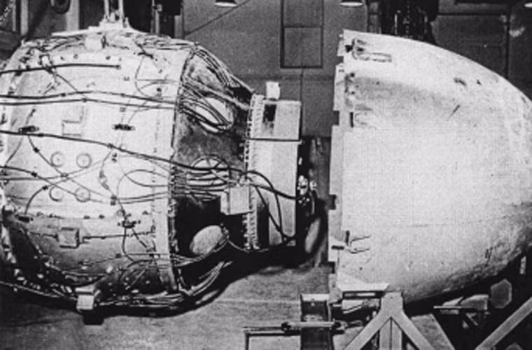 "Fat Man" là vũ khí hạt nhân thuộc loại kép-sử dụng lõi plutonium. Nó có một hình cầu nhỏ bằng plutonium được đặt ở trong tâm của một khối cầu bằng thuốc nổ mạnh rỗng giữa.