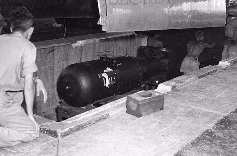 8h15 phút ngày 6/89, quả bom Little Boy được mở bảo hiểm ở độ cao 9.600m phía trên thành phố Hiroshima, vụ nổ xảy ra ở độ cao khoảng 600m. Sức nổ của Little Boy là 16 kiloton tạo ra vụ nổ tương đương 13 đến 16 nghìn tấn TNT. Ảnh: “Cậu bé” đang được đưa vào khoang bom máy bay B-29 Enola Gay.