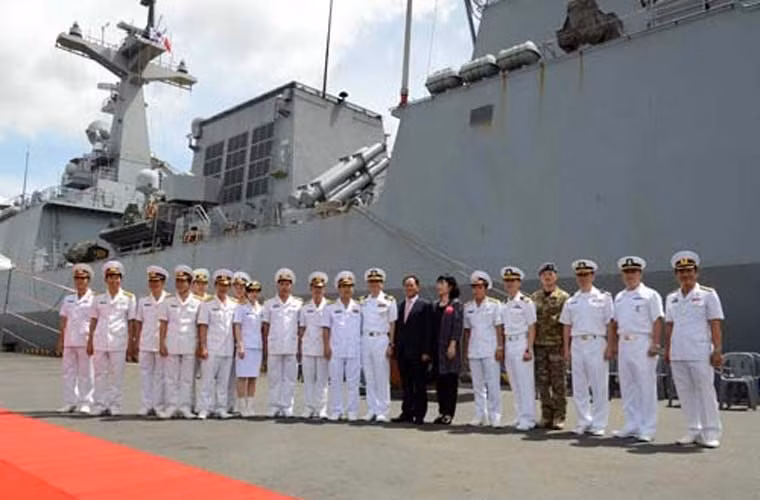 Theo các tài liệu công khai, Wang Geon được trang bị các tên lửa phòng không tầm xa SM-2, tên lửa hành trình đối đất Hyunmoo III tầm bắn 500-1500km, tên lửa chống ngầm, tên lửa chống hạm Harpoon…