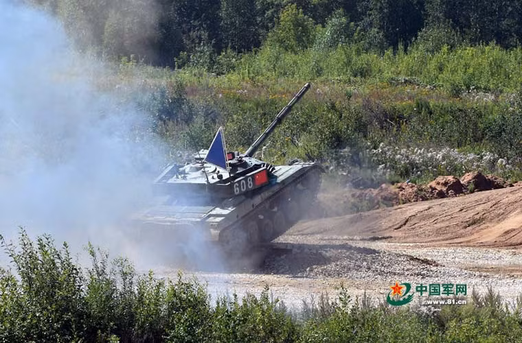 Bức ảnh đẹp xe tăng Type 96A Trung Quốc đang lao nhanh trên đường đua tăng Tank Biathlon 2015 tại Nga. Có nhiều kinh nghiệm hơn năm ngoái, năm nay Type 96A tỏ ra vượt trội so với các xe tăng T-72B3 của Nga khi liên tục dẫn đầu và không gặp trục trặc nào trong các phần thi.