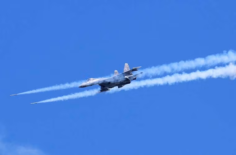 Máy bay tiêm kích đa năng Su-35 của Không quân Nga phóng rocket tấn công mục tiêu mặt đất trong cuộc thi không quân Aviadarts 2015.