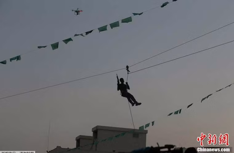 Một chiến binh Hamas treo mình trên không tại trại huấn luyện hè.