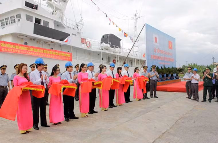 Một bức ảnh quân sự Việt Nam thu hút nhiều sự chú ý tuần qua là việc tàu kiểm ngư Hayato mà Nhật Bản viện trợ chính thức giao cho lực lượng Kiểm ngư Việt Nam. Con tàu dài hơn 56m, rộng 9m, lượng giãn nước hơn 1.000 tấn, thủy thủ đoàn 49 người.