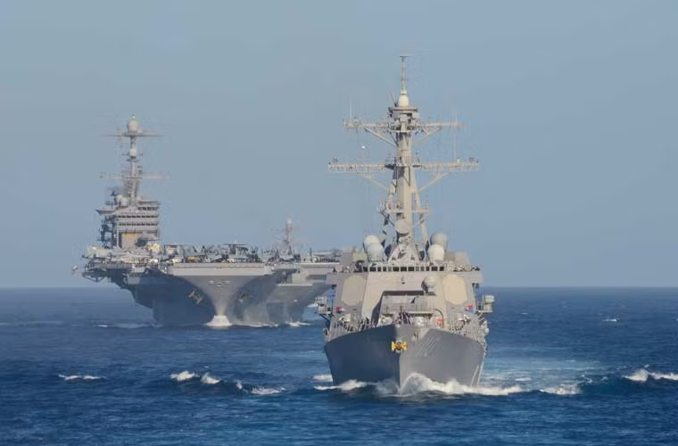 Tàu khu trục Aegis cùng hai tàu sân bay của Hải quân Mỹ phô diễn ngoài khơi bờ biển bang Nam California hùng dũng.