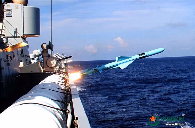 Ảnh quân sự liên quan tới Biển Đông đáng lưu ý – báo chí Trung Quốc tuần qua đồng loạt đăng tải hình ảnh tàu chiến Hạm đội Nam Hải phóng tên lửa hành trình chống hạm trên Biển Đông.