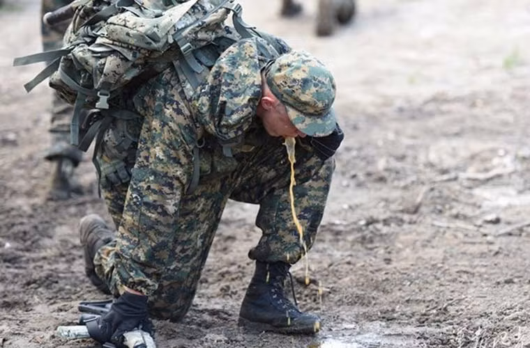 Bức ảnh lính Nga nôn mửa ngay trong “cuộc chiến” các phần thi quân sự khuôn khổ Army Games 2015 có lẽ là bức ảnh quân sự Nga đáng ghi nhớ nhất tuần qua.