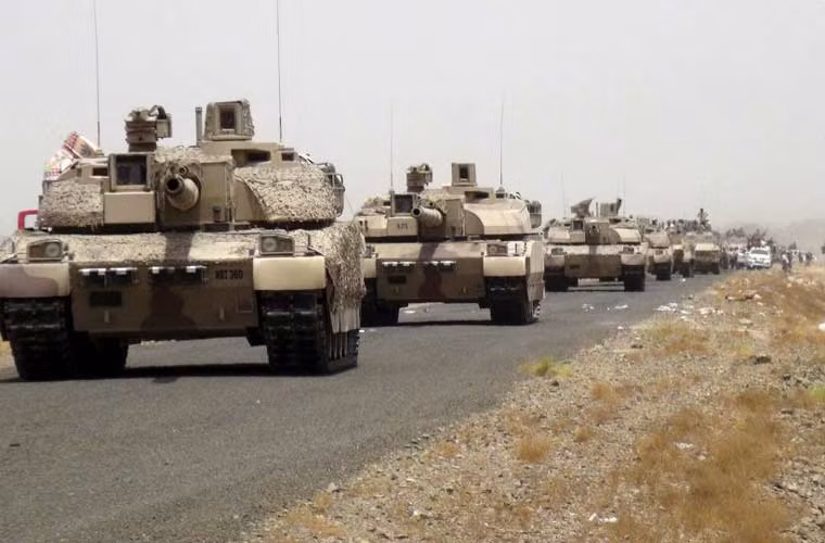 Đoàn xe tăng AMX-56 Lerclec của Quân đội UAE hùng hổ tiến vào Yemen chống phiến quân Hồi giáo Houthi.