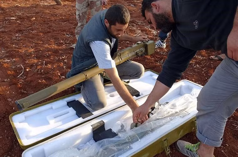 Trong khi đó, Không quân Iraq còn non yếu lại phải “kinh hoàng” trước các tổ hợp tên lửa vác vai SA-7, FN-6 và pháo phòng không ZU-23-2 mà IS đang sở hữu. Do lo ngại về những vũ khí phòng không này của IS, mà các hãng hàng không United Airlines, Emirates, KLM của Hà Lan và hàng không châu Âu đều bay tránh các vùng chiến sự ở Iraq.