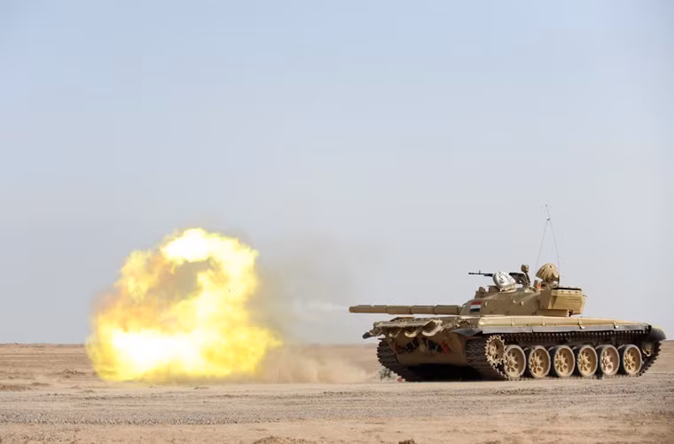 Biến thể T-72 của Quân đội Iraq nặng 41,5 tấn, dài 6,9m, rộng 3,6m, kíp xe 3 người. Xe chỉ được bọc giáp cơ bản, lắp pháo nòng trơn 2A46M 125mm (35 viên đạn), có thêm một đại liên NVST 12,7mm và một PKMT 7,62mm. Tuy khả năng chiến đấu của T-72 thua xa M1 của Quân đội Iraq, tuy nhiên nó vẫn rất hữu hiệu khi chống lại các xe thiết giáp hạng nhẹ. Hoặc nếu được sử dụng với chiến thuật hợp lý, nó hoàn toàn đủ sức mạnh để hạ gục M1 Abrams.