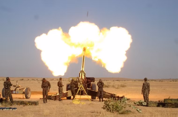 Lựu pháo dã chiến nòng dài M46 130mm là một những loại pháo có tầm bắn xa nhất thế giới với đạn pháo thông thường. Toàn xe pháo nặng 7,7 tấn, kíp chiến đấu 8 người, pháo cỡ 130mm bắn xa 27,5km với đạn thường hoặc 38km với đạn tăng tầm, tốc độ bắn trung bình 5-6 phát/phút.