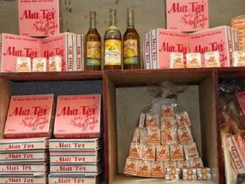 Trước đây, khi sắm Tết thời bao cấp, mặt hàng Tết thường chỉ là hộp mứt, chai rượu cam, rượu chanh, "xịn" hơn là rượu Nàng Hương, bánh chưng, một bánh pháo tép, giản đơn nhưng vẫn thành cái Tết đầm ấm, yên vui.