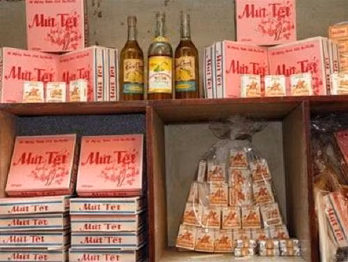 Trước đây, khi sắm Tết thời bao cấp, mặt hàng Tết thường chỉ là hộp mứt, chai rượu cam, rượu chanh, "xịn" hơn là rượu Nàng Hương, bánh chưng, một bánh pháo tép, giản đơn nhưng vẫn thành cái Tết đầm ấm, yên vui.