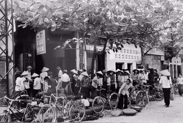 Gần Tết, hình ảnh những dãy người dân xếp hàng, kiên nhẫn chờ đợi khi mua sắm vô cùng quen thuộc.