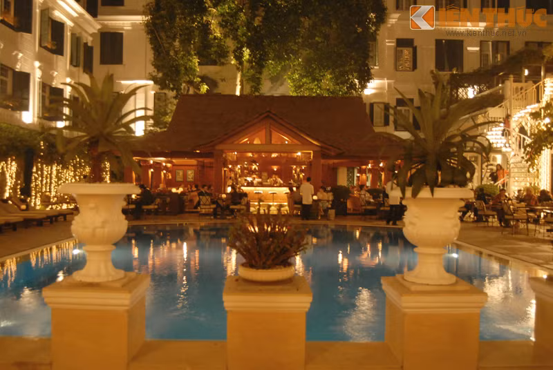 Khách sạn được biết đến không chỉ là nơi có những món ăn ngon và một quán rượu nổi tiếng mà còn có một bể bơi ngoài trời tuyệt đẹp.