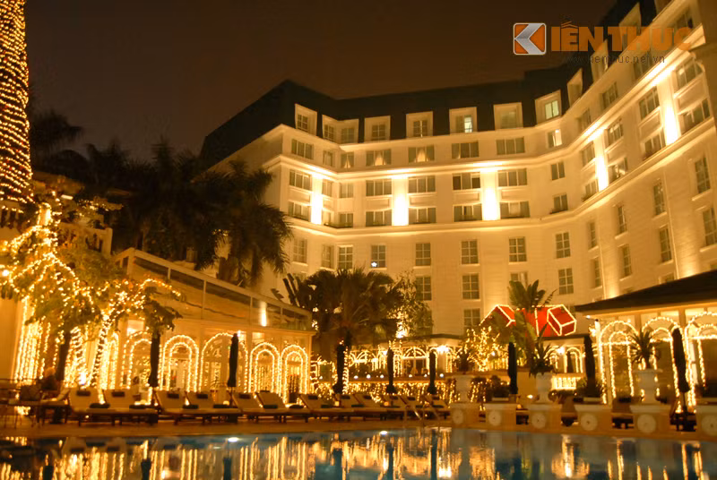 Chào đón Noel và Tết dương lịch 2015, khách sạn Metropole Hà Nội trang trí rực rỡ ánh đèn sắc màu, từ sân vườn, các khu dịch vụ, khuôn viên, tiền sảnh... Không gian kiến trúc hài hòa với khung cảnh, cỏ cây thiên nhiên xung quanh mà vẫn giữ được sự đẳng cấp, lịch sự vốn có.