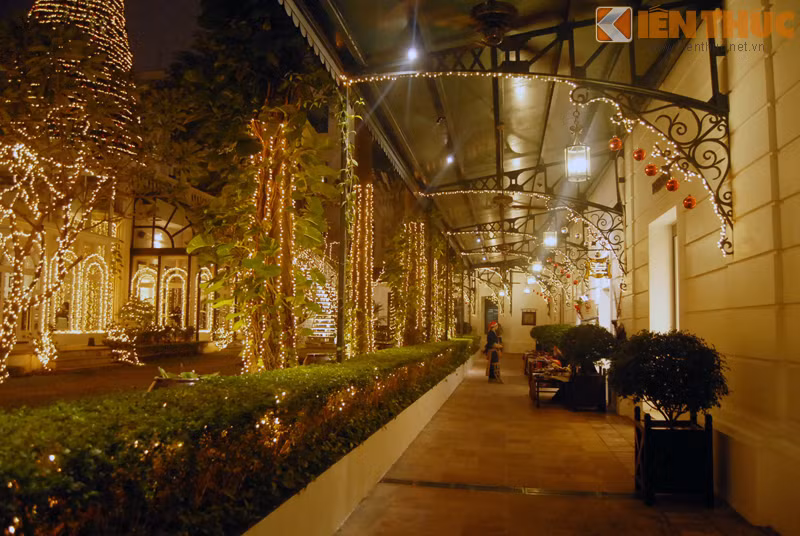 Những hoạ tiết bằng sắt tinh xảo dọc các lối đi, tạo nên một phần đặc trưng cho Metropole Hà Nội.