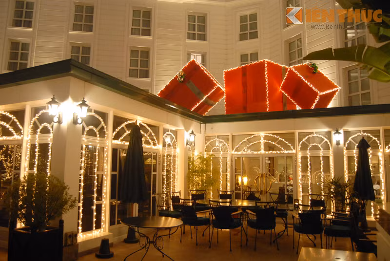 Sân và hiên ngoài trời gồm những trang thiết bị tiện nghi, trang nhã, được đặt trong khung cảnh thoáng đãng, ánh đèn ấm áp.