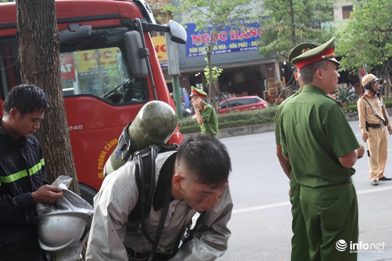 Ngay sau khi nhận được tin báo, lực lượng phòng cháy chữa cháy đã huy động 3 xe chữa cháy chuyên dụng và 1 xe tiếp nước, cùng hàng chục chiến sĩ tới hiện trường xử lý vụ hỏa hoạn.