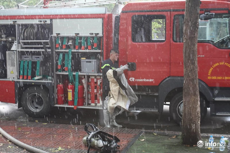 Hiện lực lượng chức năng đang phong tỏa hiện trường để tiếp tục điều tra, làm rõ.