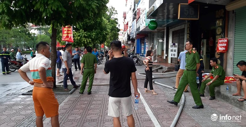 Một số người dân ở đây cho biết, vào khoảng 14h45', phát hiện đám khói đen bốc ra từ tầng 7 tại quán karaoke Monaco 56 Ngô Gia Tự (Gia Lâm).