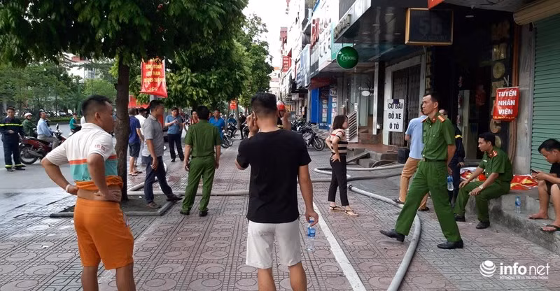 Một số người dân ở đây cho biết, vào khoảng 14h45', phát hiện đám khói đen bốc ra từ tầng 7 tại quán karaoke Monaco 56 Ngô Gia Tự (Gia Lâm).