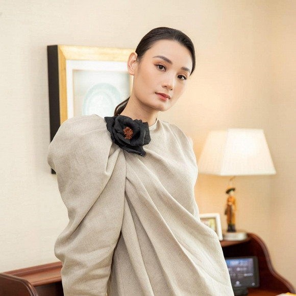 Sieu mau Le Thuy len tieng cau xin nguoi choi ngai-Hinh-2