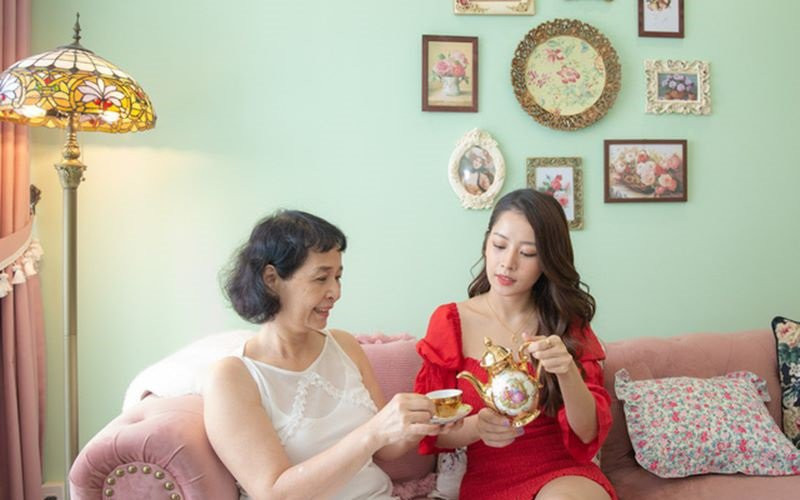 Là một cô nàng cực kỳ xinh đẹp nên không có gì quá ngạc nhiên khi Chi Pu chọn cho mình tông hồng làm tông màu chủ đạo của căn hộ.