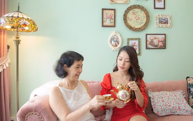 Là một cô nàng cực kỳ xinh đẹp nên không có gì quá ngạc nhiên khi Chi Pu chọn cho mình tông hồng làm tông màu chủ đạo của căn hộ.