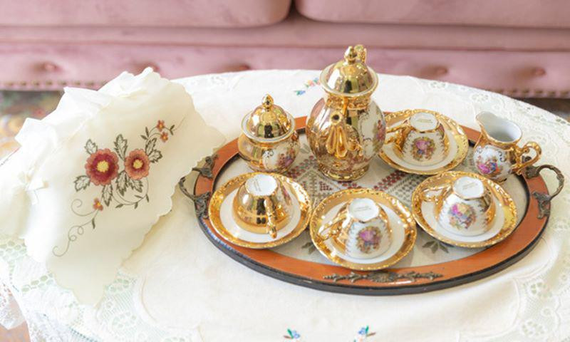 Đặc biệt là bộ tách trà ở phòng khách với những chi tiết hoa văn lạ mắt nhưng toát lên vẻ sang trọng cho gia chủ.