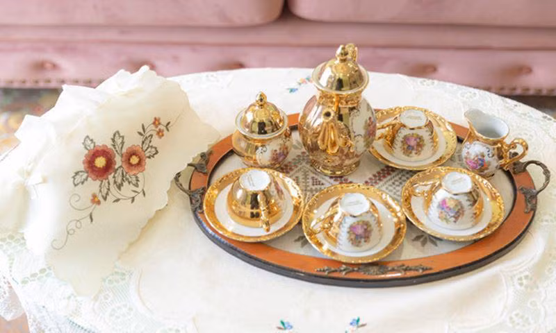 Đặc biệt là bộ tách trà ở phòng khách với những chi tiết hoa văn lạ mắt nhưng toát lên vẻ sang trọng cho gia chủ.