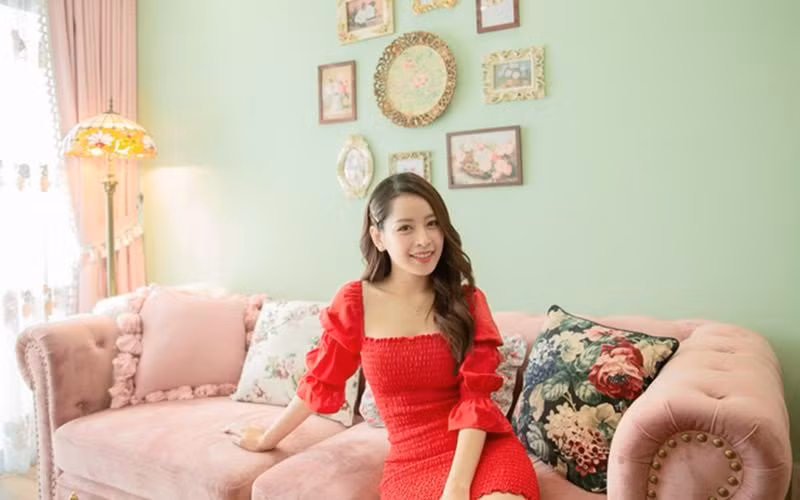 Cũng trong khoảng thời gian này, Chi Pu đã sắm được căn hộ mới có phong cách trang trí đầy nữ tính ở TP.HCM.