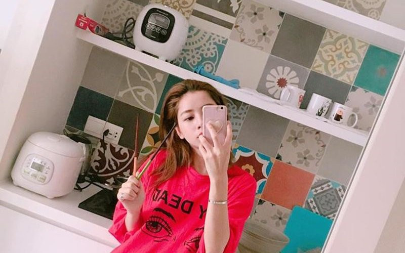 Dù không thường xuyên khoe không gian sống nhưng qua một vài bức ảnh người hâm mộ "tiên đoán" căn hộ của cô chắc chắn phải có giá tiền tỷ.