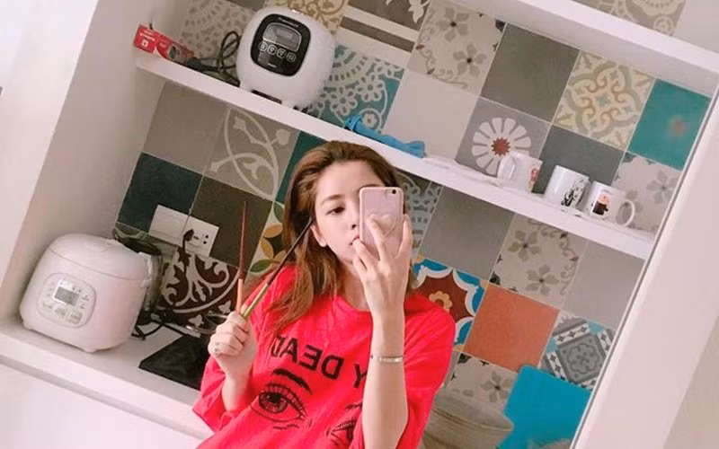 Dù không thường xuyên khoe không gian sống nhưng qua một vài bức ảnh người hâm mộ "tiên đoán" căn hộ của cô chắc chắn phải có giá tiền tỷ.