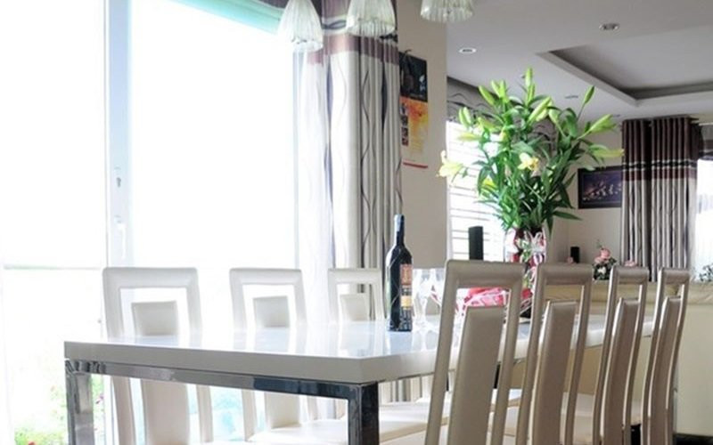 Nhà của cô nàng hot girl có thiết kế hiện đại, nội thất sang trọng, màu sắc hài hòa, tinh tế không kém chung cư mới tậu tại TP.HCM.