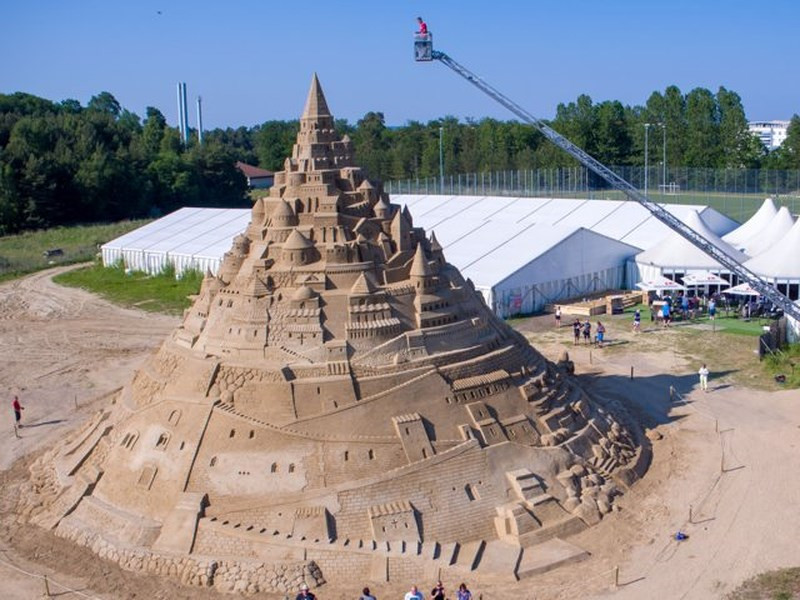 Tác phẩm điêu khắc lâu đài cát cao nhất thế giới ở Binz, Đức. Tác phẩm kỳ công này cao 17,65 m; rộng 26 m và được tạo nên từ 11 tấn cát.