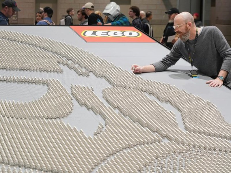 Tập đoàn LEGO đã lập kỷ lục thế giới về số lượng lego được sắp xếp nhiều nhất vào ngày 11/4, với 36.440 mảnh lego được 12 người dựng trong suốt 38 tiếng đồng hồ.