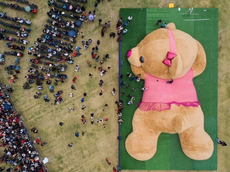 Ngày 28/4, một số tổ chức ở Mexico đã tạo nên chú gấu bông lớn nhất thế giới nhân ngày thiếu nhi ở đất nước này. Chú gấu bông nawgj hơn 4 tấn và dài 19,41 m.
