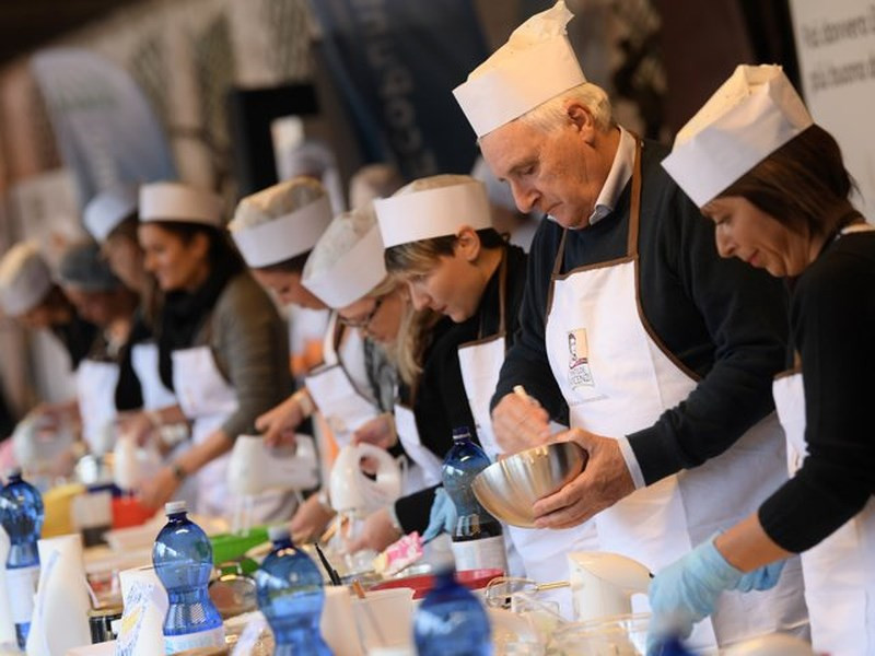 Hồi tháng 3, một nhóm gồm 30 đầu bếp và rất nhiều người tình nguyện đã tạo nên chiếc bánh tiramisu dài nhất thế giới, 273,50 m.