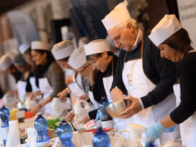 Hồi tháng 3, một nhóm gồm 30 đầu bếp và rất nhiều người tình nguyện đã tạo nên chiếc bánh tiramisu dài nhất thế giới, 273,50 m.