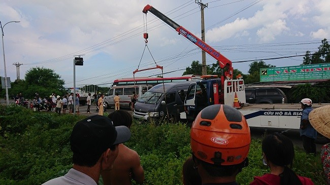 Xe du lich va cham Limousine xuong ho, nhieu nguoi bi thuong