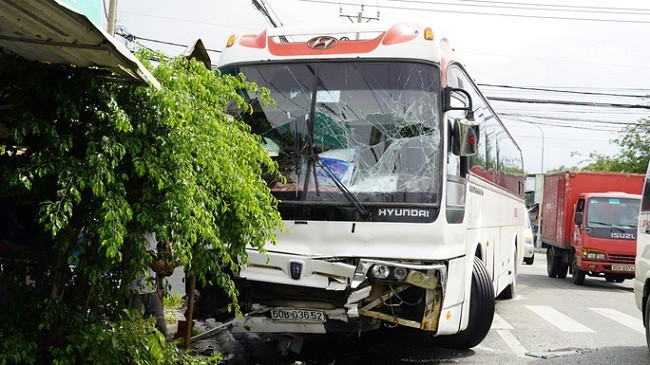 Xe du lich va cham Limousine xuong ho, nhieu nguoi bi thuong-Hinh-2